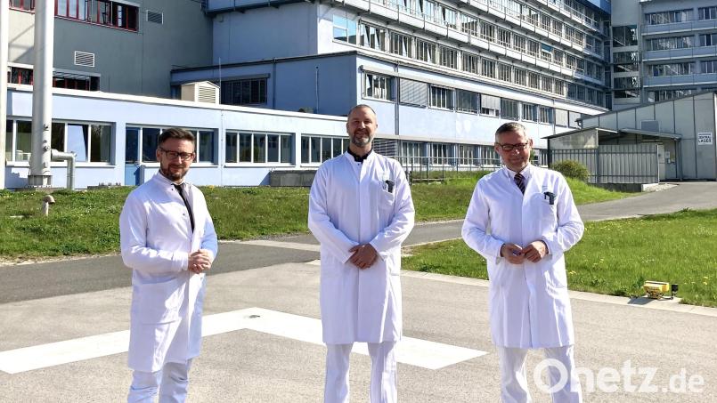 Die Sportklinik Marktredwitz entwickelt sich prächtig: Im Bild von links Dr. Markus-Johannes Rueth, Leitender Arzt der Sportklinik, Patrick Fehrenbach, Oberarzt der Sportklink, und Dr. Philipp Koehl, Ärztlicher Direktor und Chefarzt der Klinik für Orthopädie und Unfallchirurgie in Marktredwitz. Bild: Klinikum Fichtelgebirge/exb