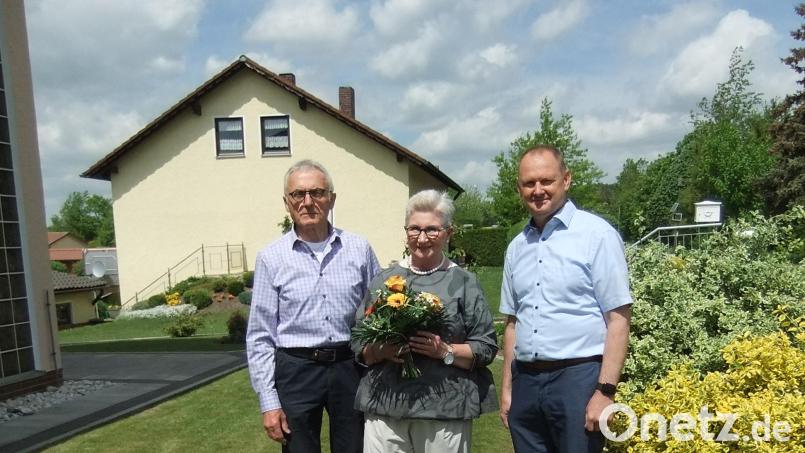 Dem Jubelpaar Michael und Rosmarie Götz (links) aus Pittersberg gratuliert Bürgermeister Erich Meidinger (rechts für die Gemeinde Ebermannsdorf. Bild: gm