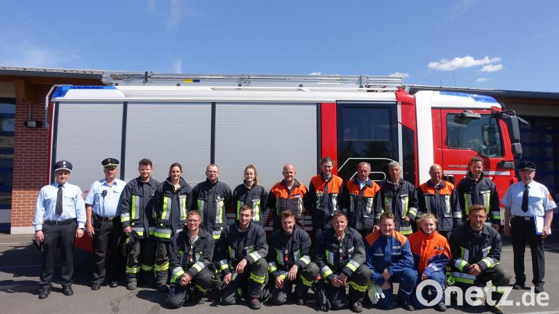 Die Teilnehmer der Leistungsprüfung &quot;Wasser&quot; der Feuerwehr Waldsassen mit (von links) Kreisbrandmeister Klaus Schicker, Kreisbrandinspektor Lorenz Müller, (von rechts) Ehren-Kreisbrandmeister Wilhelm Horn und den Kommandanten Christan Burger und Tobias Tippmann. Bild: flm