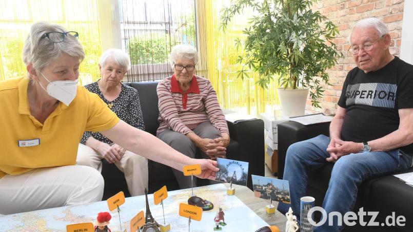 Gruppe eins der Tagespflege Sonnenschein auf Europareise: Wie heißen die Hauptstädte, welche Flüsse fließen hindurch, was ist typisch für ein Land? Gruppenarbeit aktiviert die Gäste und regt Erinnerungen an. Bild: Gabi Schönberger