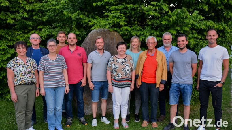 Dem neuen Vorstand der Dorfgemeinschaft Ehenfeld gratuliert Zweite Bürgermeisterin Bärbel Birner (Sechste von rechts) und bedankt sich im Namen der Stadt Hirschau für die vielen ehrenamtlichen Arbeiten des Vereins im und um den Ort. Bild: fdl