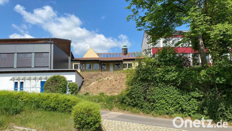 Die ersten Vorbereitungen sind schon getroffen: Zwischen Sporthalle (links) und saniertem Schulgebäude (rechts) entsteht ab Herbst die Mensa. Die dortige, frühere Hausmeisterwohnung wird in den Bau einbezogen. Bild: Wilhelm Amann