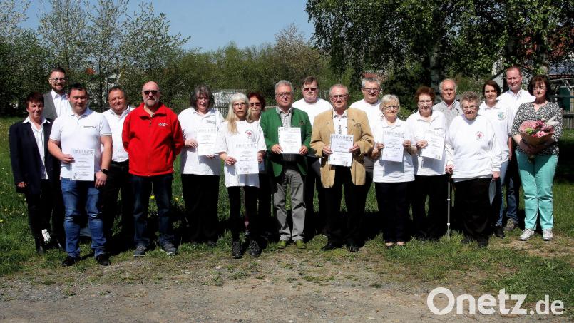 Ehrungen beim BRK: Die Auszeichnungen übernahmen Sven Lehner (Zweiter von links) und Bürgermeister Toni Dutz (Neunter von links). Der Vereinsnachwuchs bedankte sich bei Christine und Ralf Arnold (von rechts) für das ehrenamtliche Engagement beim Jugendrotkreuz. Bild: wro