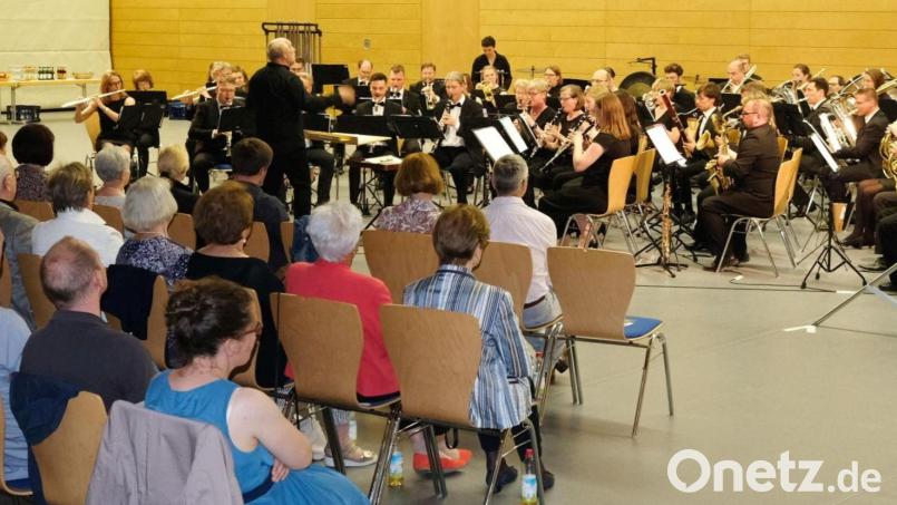 Zuschauer und Musiker hatten gleichermaßen ihren Spaß beim gelungenen Konzertabend in der Sportparkhalle. Bild: mab