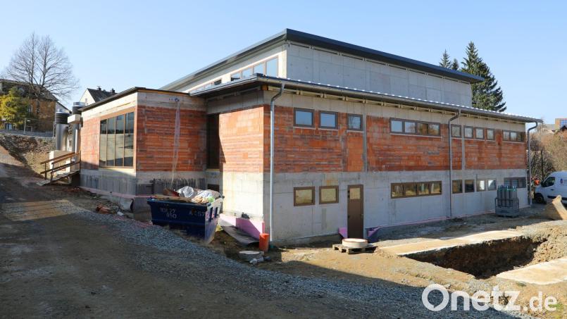 Im Mai 2020 war der Spatenstich für die neue Schwimmhalle in Erbendorf. Damals lag der Kostenansatz bei 4,8 Millionen Euro. Aus der kommunalen Hochbauförderung gibt es nun 1 Million Euro. Bild: njn