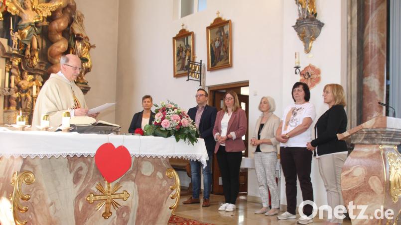 Vor dem Altar verabschiedete Pfarrer Herbert Rösl die bisherigen PGR-Mitglieder (von rechts) Rita Schneeberger, Renate Nagel, Ernestine Kleber, Christiane Hammer und Martin Pflug. Links die neue Pfarrgemeinderatssprecherin Agnes Bauer. Bild: frd