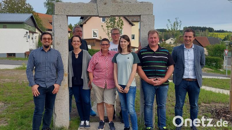 Der Festausschuss unter Leitung von Judith Zaus (Dritte von links) und Bürgermeister Wolfgang Söllner (rechts) planen für das Bürgerfest am 17. Juli. Bild: soj