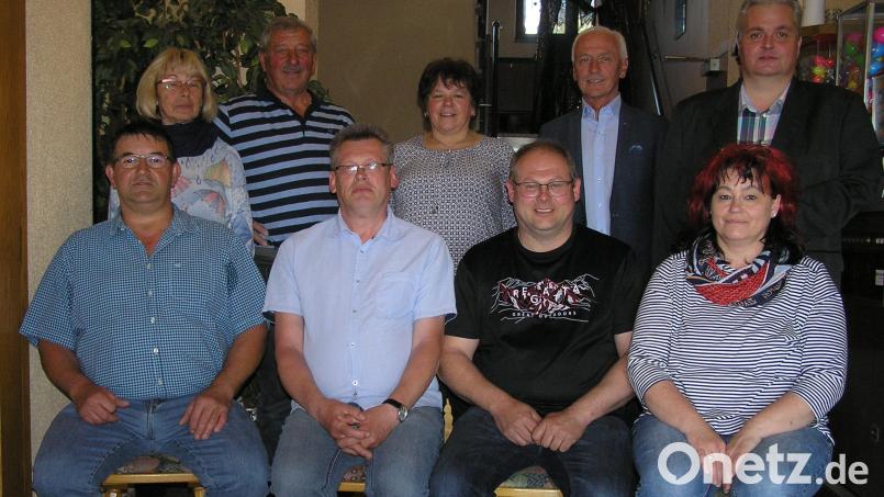 In der Jahreshauptversammlung wurde Thomas Hacker (sitzend, von links) als Vorsitzender des VdK Pullenreuth bestätigt. Zur Seite stehen ihm Stellvertreter Alfred Mildner, Schriftführer Thomas Wegmann und Kassenwartin Helga Gratzke sowie die Beisitzer Anita Heinz (stehend, von links) und Josef Dötterl. Pullenreuths Zweite Bürgermeisterin Christa Bayer und Neusorgs Gemeindeoberhaupt Peter König sowie VdK-Kreisgeschäftsführer Thomas Stöckl gratulierten. Bild: öt