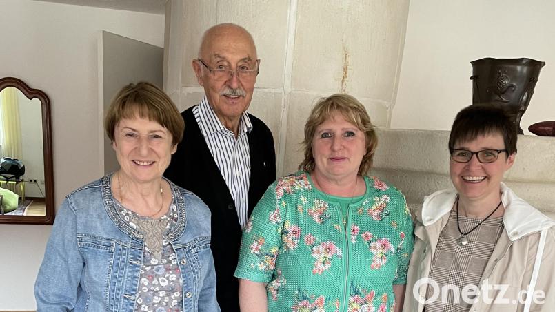 Heidi Schwendner, Jutta Schönberger und Ruth Höpfl übergaben die Spende an Josef Ziegler von der &quot;Aktion Tschernobyl&quot; Bild: Ziegler/exb