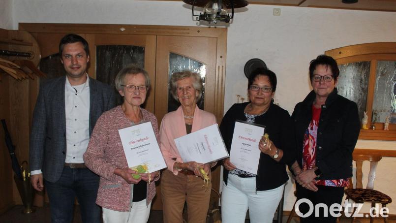 Die Geehrten der Frauen-Union mit Bürgermeister und CSU-Vorsitzendem Wolfgang Söllner (von links), Annemarie Rubenbauer, Inge Stich, Agnes Nickl und FU-Vorsitzende Petra Becher. Bild: soj