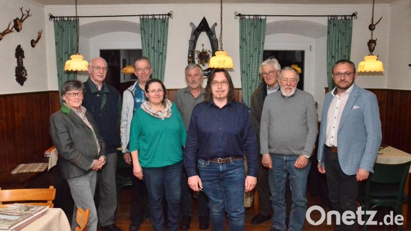 Bei den Waidhauser Heimatforschern bleibt Andreas Ringholz (Mitte) Vereinschef und kann sich auf die Unterstützung durch Karl-Heinz Zintl (links dahinter) verlassen. Bild: fjo