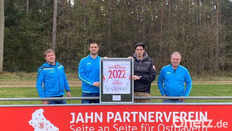 Der SC Altfalter ist nun ein Partnerverein des Fußball-Zweitligisten SSV Jahn Regensburg. Das Bild zeigt (von links) SC-Abteilungsleiter Matthias Buron, Jugendleiter Michael Fuchs, Daniel Brunner, den Koordinator der Jahn-Vereinspartnerschaften und SC-Vorsitzenden Richard Buron. Bild: Christian Lottner/exb