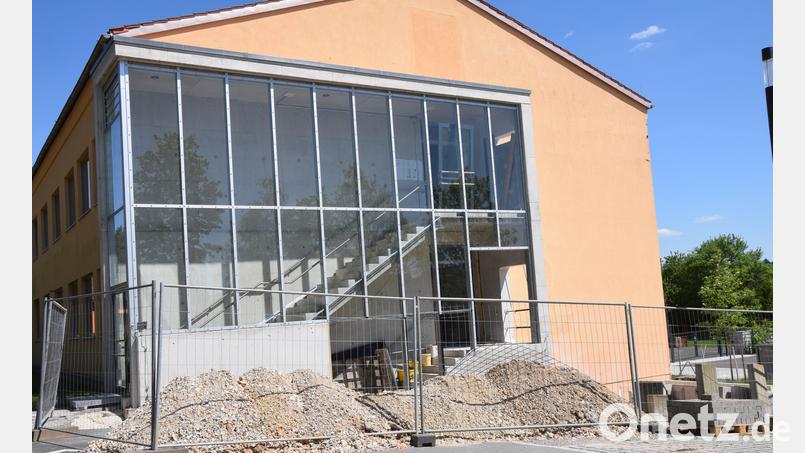 Der Ausbau der offenen Ganztagesbetreuung im Bereich der Grundschule Ebermannsdorf kommt gut vor. Nun vergibt der Gemeinderat die Putz-, Maler- und Schreinerarbeiten. Bild: bö