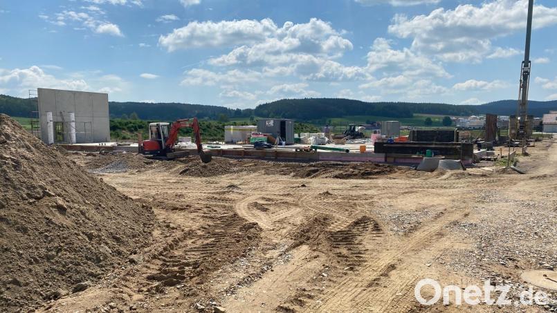 Für die neue Kindertagesstätte in Diendorf ist inzwischen die Bodenplatte betoniert. Dabei ist ein Fehler passiert. Das Gebäude entsteht danach großteils in Holzbauweise. Bild: Wilhelm Amann