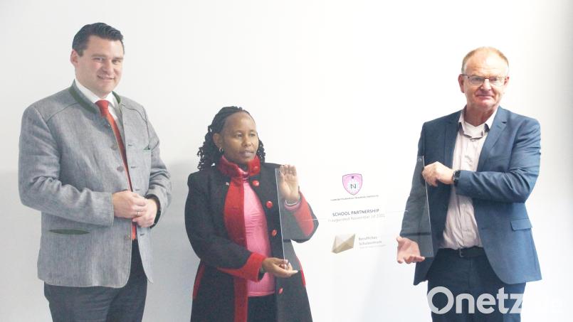 Landrat Thomas Ebeling, Glory Mutungi, Leiterin des &quot;Nairobi Technical Training Institutes&quot; und Schulleiter Josef Most (von links) bei der Übergabe einer Tafel, die die Schulpartnerschaft dokumentiert. Bild: Marcus Trepesch/exb