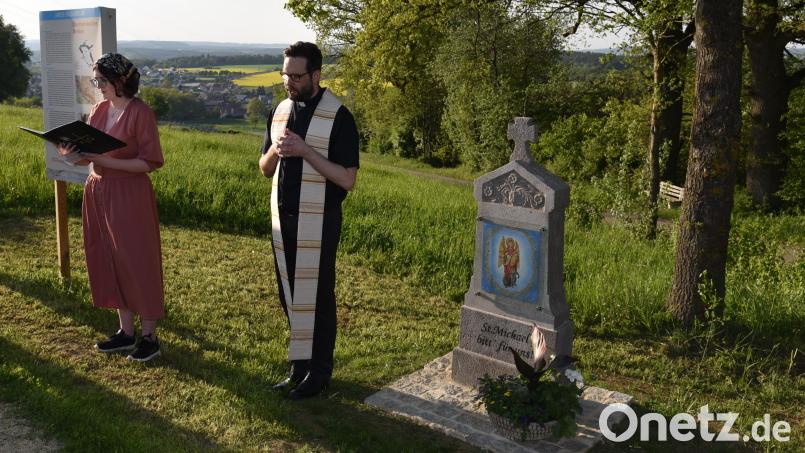 Pfarrer Dominik Mitterer und Gemeindepraktikantin Elena Weniger weihen den neuen Bildstock bei Poppenricht ein. Bild: Reiner Hoffmann/exb