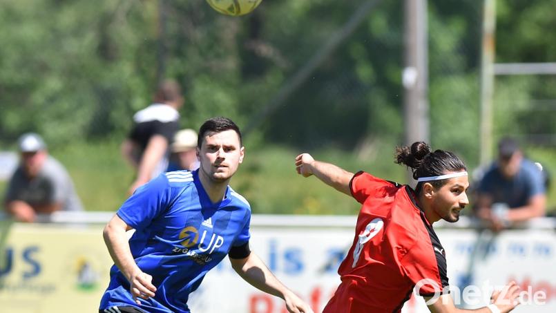 Stefan Graf (links) in Aktion beim 3:0-Sieg in Ettmannsdorf. Der SpVgg-SV-Kapitän setzt auf einen Sieg gegen Passau, was die Rückkehr in die Bayernliga bedeuten würde. Bild: A. Schwarzmeier