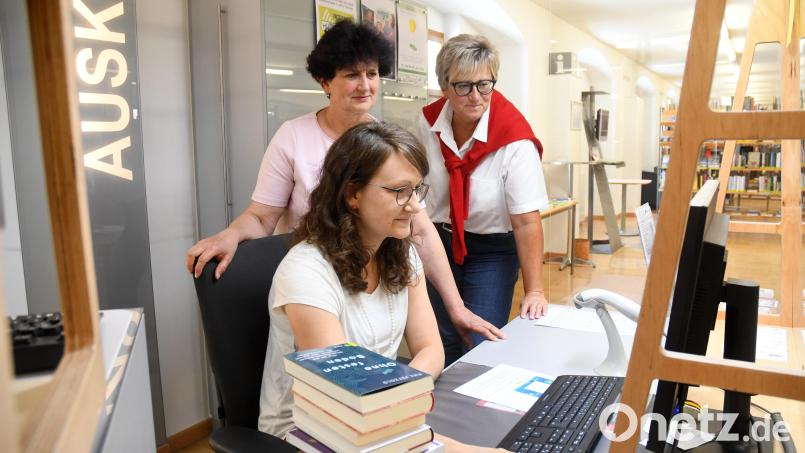 Theresa Fischer (vorne), Irina Plischuk und Sabine Guhl (hinten rechts) testen das neue Online-System. Bild: Gabi Schönberger