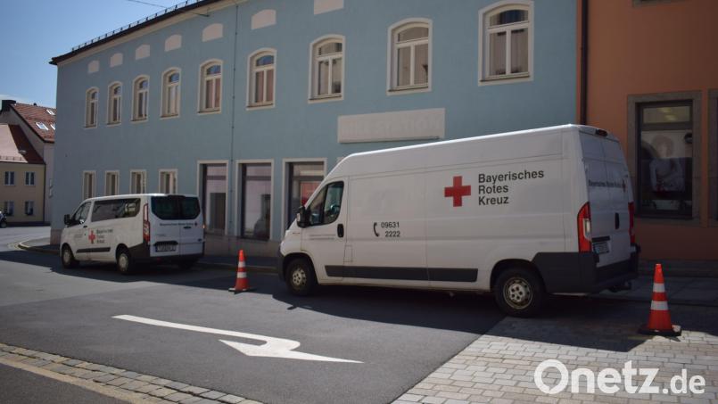 Das Rote Kreuz zieht momentan mit dem Impfzentrum von Waldsassen nach Tirschenreuth. Der neue Standort (Foto) ist am Maximiliansplatz 23 zu finden, dort war vorher die Bike-Station untergebracht. Bild: szl
