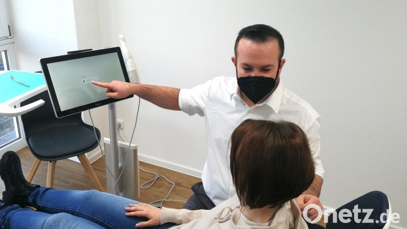 Anhand einer 3D-Aufnahme bespricht Sebastian Meier mit einer Patientin die bevorstehende Behandlung. Bild: dir