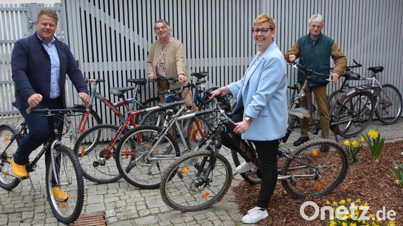 Neun Fahrräder bekommen bald neue Besitzer. Das Fundamt der Stadt, vertreten durch Bürgermeister Stefan Grillmeier und Kathrin Senft (vorne), übergab die Spenden an AWO-Geschäftsführerin Heike Laube und Kreisvorsitzender Edwin Ulrich. Bild: jr