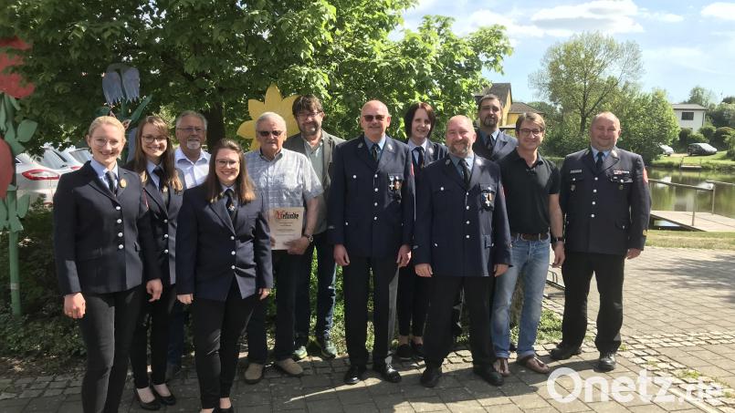 Der Vorstand der Feuerwehr Filchendorf um Vorsitzenden Jürgen Gebhardt (Siebter von links), Kommandant Ulli Preißinger (Vierter von rechts) sowie Bürgermeister Wolfgang Haberberger (Sechster von links) und Kreisbrandmeister Jürgen Haider (rechts) würdigen langjährige Mitglieder: Herbert Hirschke (Dritter von links) ist seit 40 Jahren dabei, Gerhard Dollhopf (Fünfter von links) seit 60 Jahren. Bild: Robert Dollhopf /exb