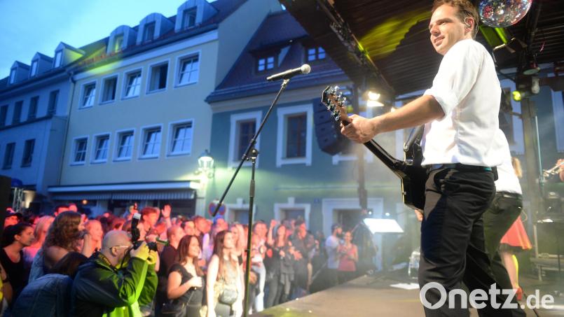 Künftig wird es am Amberger Marktplatz auch schon am Freitagabend vor dem Altstadtfest Live-Musik auf der großen Bühne geben. Archivbild: brü