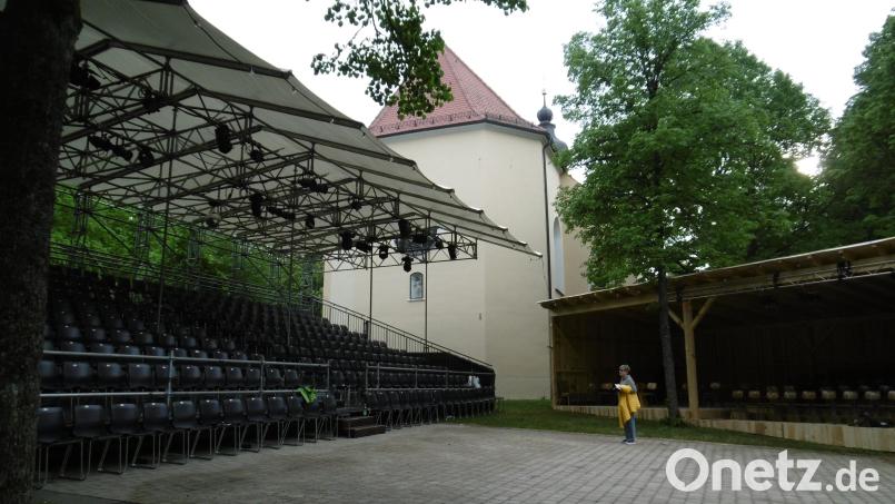 Hildegard Gallitzendörfer bestaunt die große Tribüne auf dem Frohnberg, die 346 Zuschauern Platz bietet.. Bild: mma
