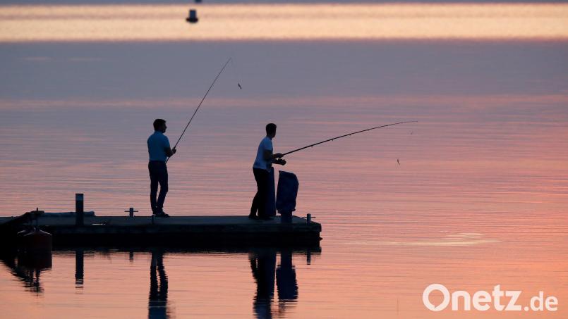Zwei Männer werfen abends am Brombachsee in Mittelfranken ihre Angeln aus. Symbolbild: Daniel Karmann