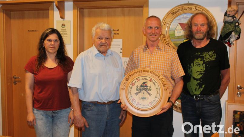 Schützenmeisterin Tanja Hüttner (von links) mit Jubilar Ewald Friedel, Scheiben-Gewinner Werner Söhnlein und Sportleiter Ernst Kölbel. Bild: sis