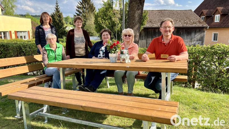Der Dritte Bürgermeister Charly Mois hat die neue Sitzgruppe mit Frauenbund-Sprecherin Margita Sammel (sitzend links) und einigen Vorstandsmitgliedern schon mal ausprobiert. Bild: Eichl