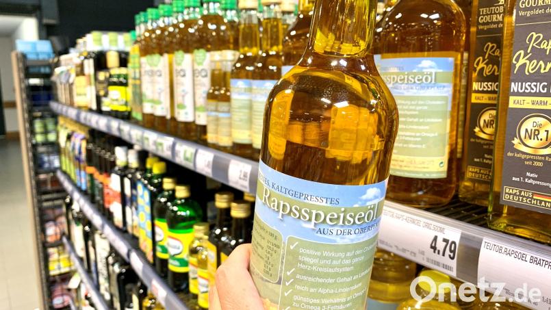 Rapsöl aus der Grüner Ölmühle in Lengenfeld bei Tirschenreuth bei einem Einzelhändler in Weiden Bild: Gabi Schönberger