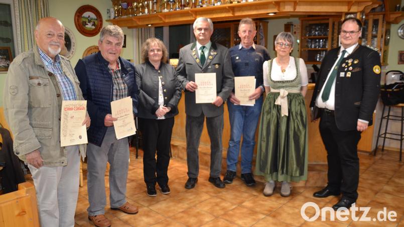 Die Schützengesellschaft 1925 Moosbach sowie der Förderverein Schützengesellschaft zeichnen treue Mitglieder durch Gauschützenmeister Stefan Brandmiller (rechts), Schützenmeisterin Jutta Fuchs (Dritte von links) und Fördervereins-Vorsitzende Eva Träger (Zweite von rechts) aus. Bild: gi