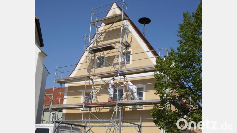 Die Außenfassade des Schwarzhofener Rathauses kann sich nach getaner Arbeit wieder sehen lassen. Bild: mad