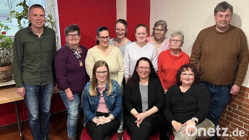 Die AsF-Vorsitzende Andrea Egner (vorn, Mitte) kann auf eine engagierte Vorstandschaft zählen; mit im Bild Vertreter des SPD-Ortsvereins und die SPD-Kreisvorsitzende Nicole Bäumler (sitzend, links). Bild: exb/AsF Flossenbürg
