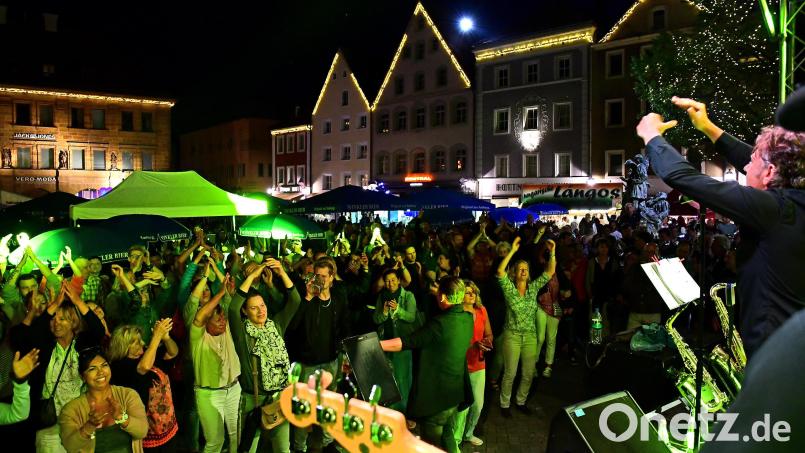 Heuer wird die Bühne am Marktplatz auf der gegenüberliegenden Seite aufgebaut sein und nicht mehr wie hier vor dem Rathaus. Archivbild: Petra Hartl