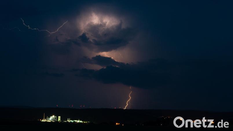 Der Deutsche Wetterdienst warnt vor allem für Mitteldeutschland vor starken Gewittern. Symbolbild: Nicolas Armer/dpa