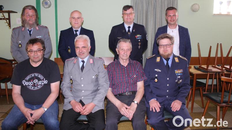 Ehrungen der Krieger- und Soldatenkameradschaft Ebnath erhielten (vorne, von links) Werner Kaden, Matthias Schönl, Fritz Kuriczak und Sebastian Wolf sowie (hinten, von links) Stellvertretender Vorsitzender Hans Rochholz. Vorsitzender Manfred Riedl, Stellvertretender Kreisvorsitzender Marcus Köppel und Bürgermeister Wolfgang Söllner dankten fürs Engagement. Bild: soj