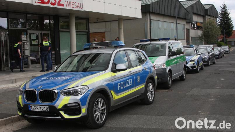 Große Aufregung am Beruflichen Schulzentrum Wiesau. Dort durchsuchte die Polizei das Gebäude nach einer vermeintlichen Waffe. Bild: wro