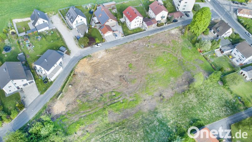 Auf dieser nun freigemachten Fläche an der Breitenbrunner Straße am Loderhof hat die Stadt Sulzbach-Rosenberg sechs Baugrundstücke ausgewiesen - alle sind bereits vergeben. Bild: Thilo Hierstetter