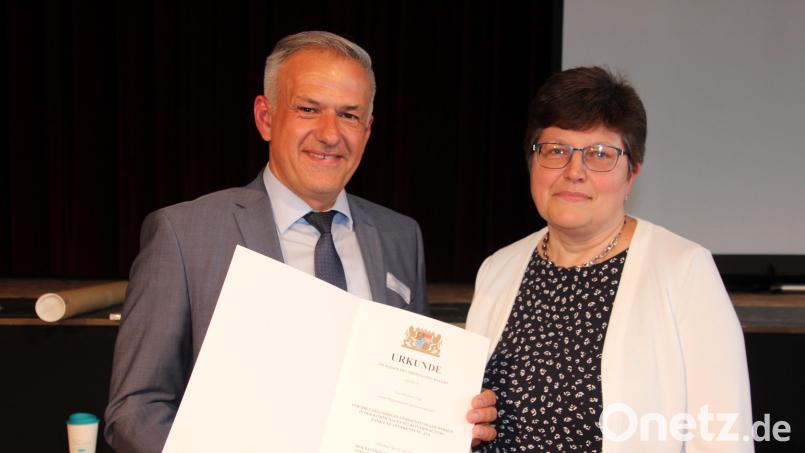Landrat Roland Grillmeier übergab die kommunale Dankurkunde an Michaela Veigl. Voraussetzung sind mindestens 18 Jahre kommunale Tätigkeit. Bild: kro