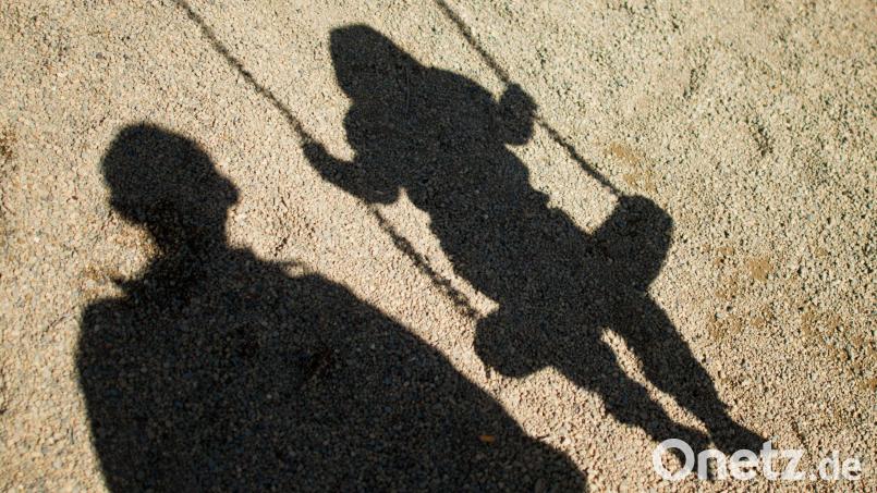 Im Landkreis Amberg-Sulzbach wurde ein 49-Jähriger verhaftet, der ein Kind sexuell missbraucht haben soll. Symbolbild: Julian Stratenschulte, dpa