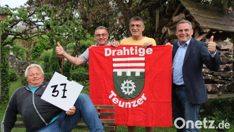 Bei der Vereinsgründung vor 37 Jahren waren (von links) Vorsitzender Helmut Tröger, Reinhard Elsner, Josef Zinnbauer und der jetzige Teunzer Bürgermeister Norbert Eckl zusammen noch 89 Jahre jung. Doch auch mit nun - zusammen - 237 Jahren sind sie noch gut drauf und nutzen ihre &quot;guten Drähte&quot; zum Wohle ihrer Gemeinde. Bild: frd
