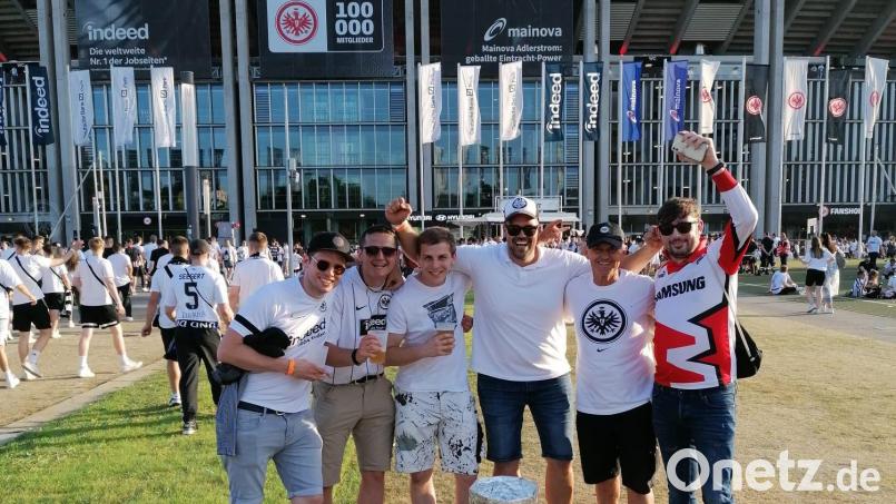Die siegessicheren Fans aus der Oberpfalz vor der Commerzbank-Arena. Bild: Dötsch/privat