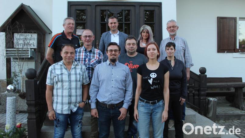 Der neue Vorstand des Gewerbevereins Ebnath (vorne, von links) Uwe Kern, Marco Kellner und Elisa Fuchs sowie (Mitte, von links) Peter Erhart, Michael Schinner und Bianca Schinner sowie (hinten, von rechts) Eberhard Söllner, Bürgermeister Wolfgang Söllner, Alexandra Kern und Gerhard Kuchenreuther. Bild: soj