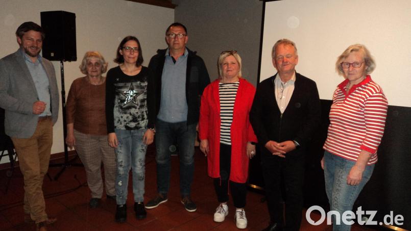 Bürgermeister Peter Neumeier dankte Christa Kochta (von links) und gratulierte dem neuen Vorstand mit Bianca Rohr, Georg Schöndorfer, Claudia Dorschner und Richard Wiedenbauer. Agnes Feuerer vom Kreisverband (rechts) hielt einen Fachvortrag. Bild: ksi
