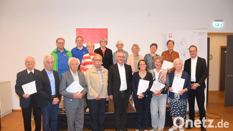 Eine Ehrung erfahren langjährige, verdiente Mitglieder der Caritas in den Pfarreien des Dekanats Neustadt-Weiden. Nicht alle konnten jedoch die Auszeichnung persönlich in Empfang nehmen. Bild: fz