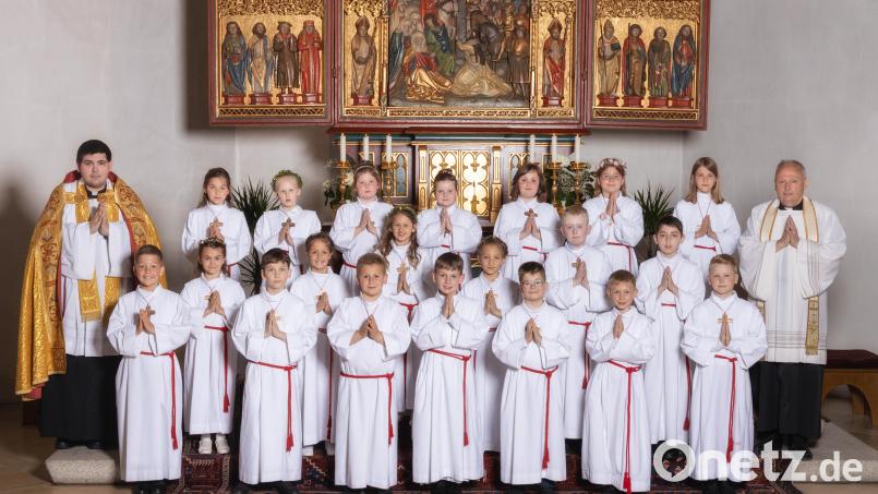 23 Kinder aus Tirschenreuth traten vergangenes Wochenende erstmals an den Tisch des Herrn. Mit im Bild Kaplan Ramon Rodriguez (links) und Stadtpfarrer Georg Flierl (rechts). Bild: Fotostudio Hummer/exb