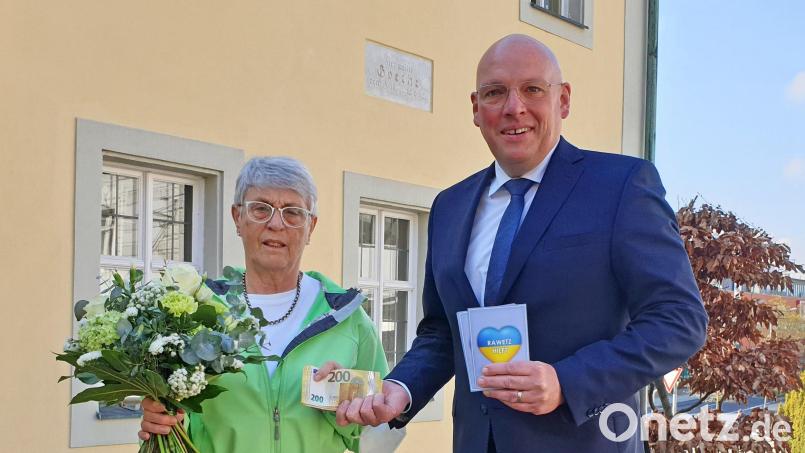 Oberbürgermeister Oliver Weigel dankte Inge Markovsky für die gesammelten 4400 Euro. Bild: Stadt Marktredwitz/exb