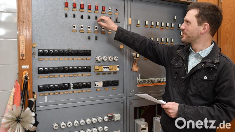 Christian Farnbauer am großen Schaltkasten in der Sakristei der Basilika St. Martin: Über diese Knöpfe werden die Kirchenglocken ein- und ausgeschaltet. Bild: Petra Hartl